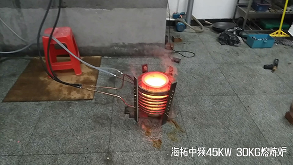 45kw中頻熔煉爐30KG碳化硅坩堝實(shí)驗(yàn)
