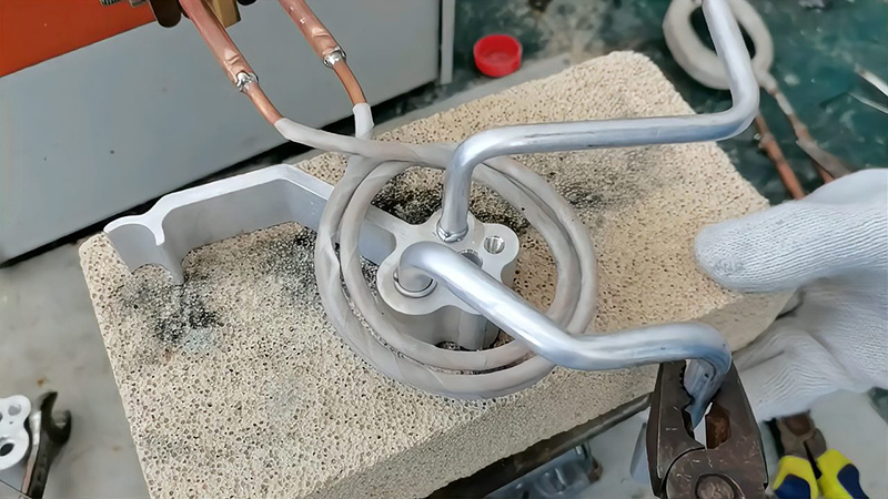 汽車空調(diào)雙壓板鋁管高頻焊接是一種高效、可靠的制造技術(shù)