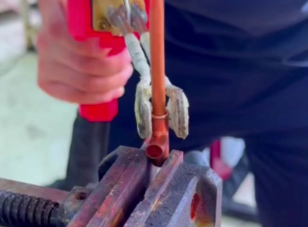 海拓手持式高頻焊機(jī)：制冷設(shè)備銅管焊接神器！快亮牢省，告別氣焊黑煙酸洗！