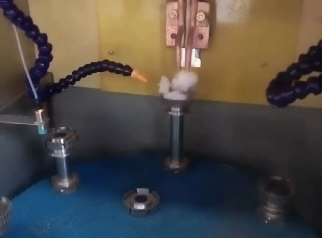 六工位高頻淬火機(jī)床｜為什么批量熱處理一定要換它？