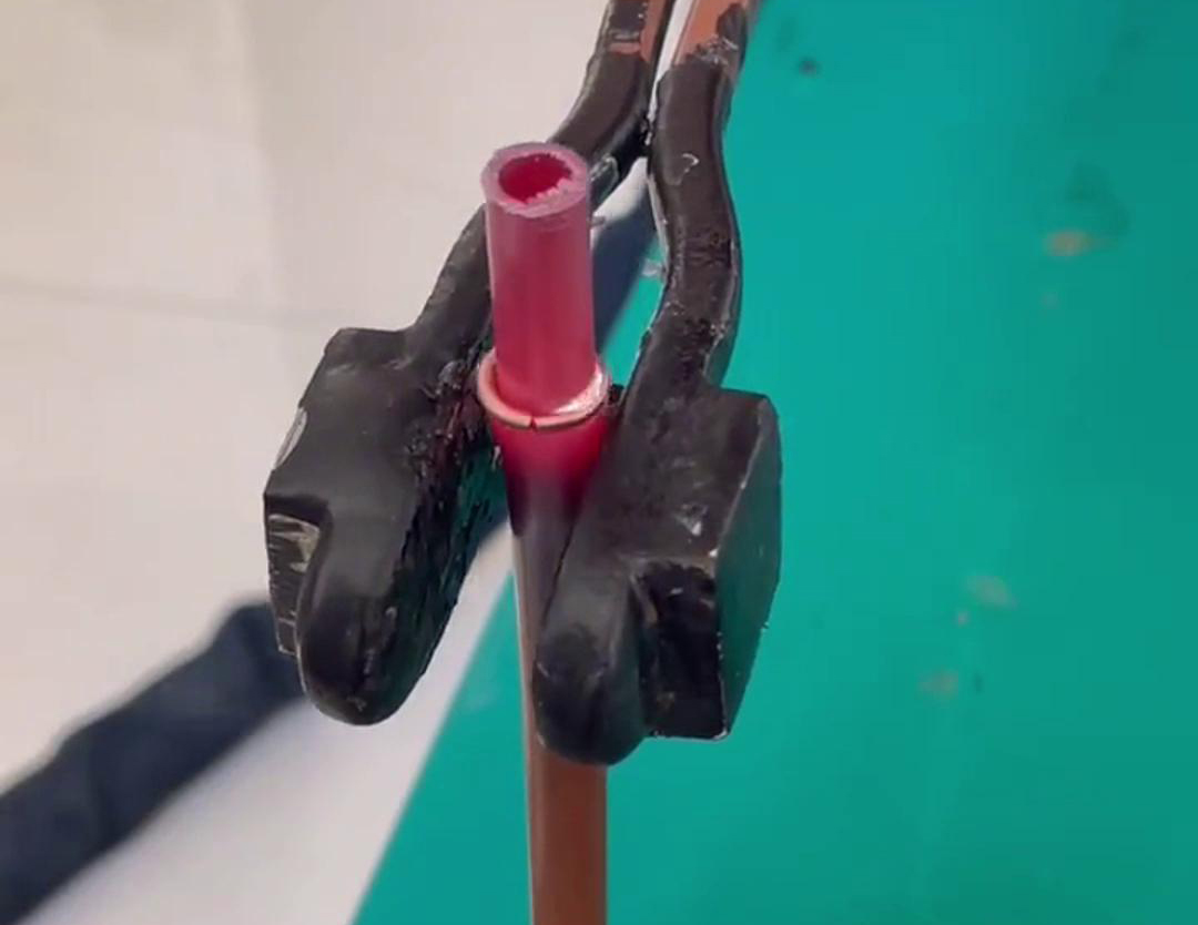 散熱器銅管對接焊用手持式高頻機，只要三秒就可以焊接完成，看一看效果如何
