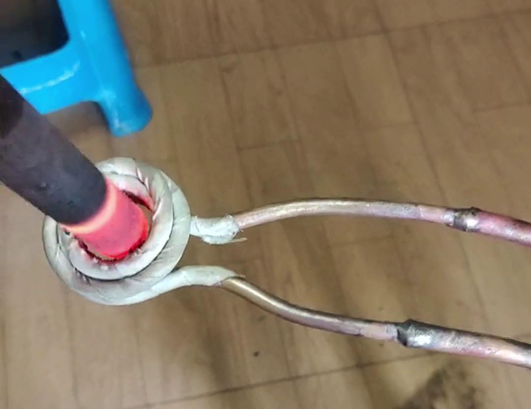高頻加熱機(jī)配合軟連接加熱工件是一種高效且靈活的加熱方式，
