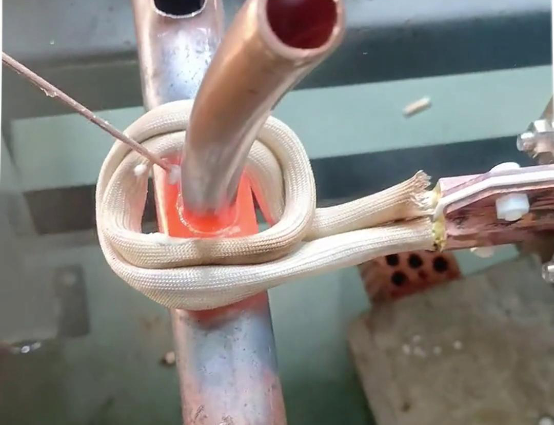 這款手持式高頻焊機就不一樣了，它焊接銅管操作簡單，新手幾分鐘就能學會